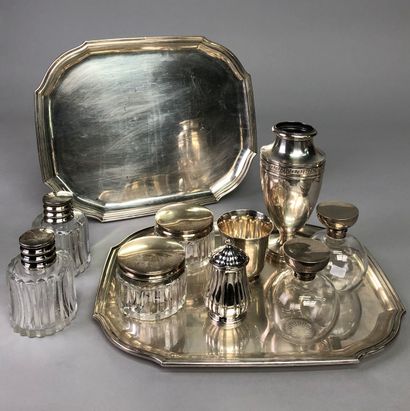 Silver lot including : 
- Two trays with...