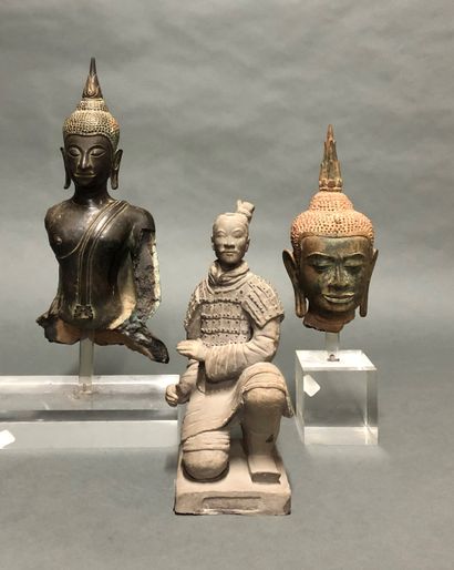 null Lot comprenant : 

- Tête de bouddha en bronze, Thaïlande, sur un socle en plexiglas...