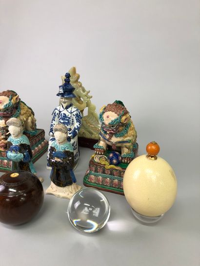 null Important mannette including: Asian statuette, two ostrich eggs, travel souvenirs,...