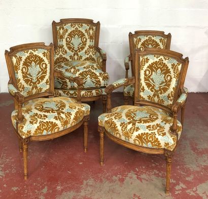 null Suite of three armchairs and a cabriolet shepherdess in molded and carved wood,...