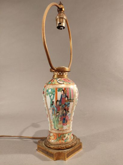 null Lot including: 

- a Nanking porcelain lampstand with palace scenes, gilt bronze...