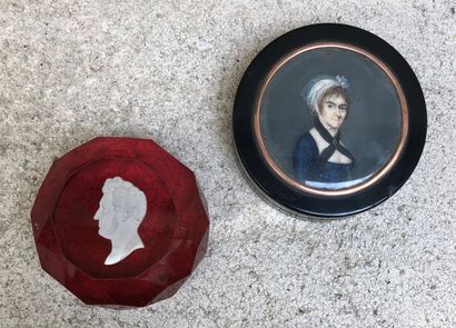 Lot including a paperweight with a profile...