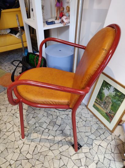 null After MALLET-STEVENS

Two armchairs in red lacquered metal and tan leather seat....