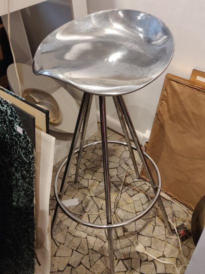 Metal bar stool with five legs. 

Oxidations.

H....