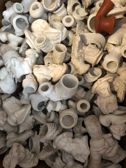  MONTEREAU 
Important lot of white clay pipes, heads and various models including...