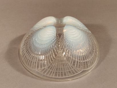 null R. LALIQUE

Cup out of pressed opalescent glass with decoration of shells, model...