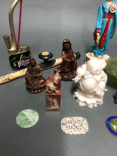 null Lot including : 

- Ceramic Guanyin holding a lotus flower 

- Water pipe in...