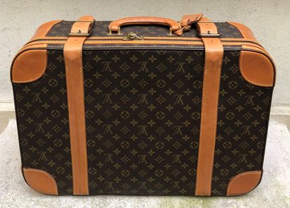 null LOUIS VUITTON

Valise " Stratos " en toile monogram, fermeture éclair à double...