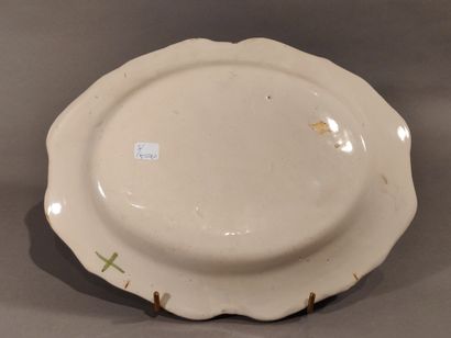 null MOUSTIERS

Oblong earthenware dish with curved edges decorated with a wader...