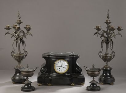 null Regula and black marble mantel set comprising :

- A clock, white enamelled...