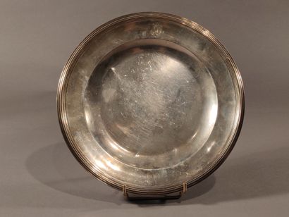 null Silver lot including : 

- Two plates

- A dish 

- An egg cup 

- A goblet

-...