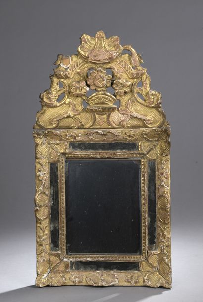 null Petit miroir à parcloses en bois sculpté et doré, le fronton à décor de fleurs...