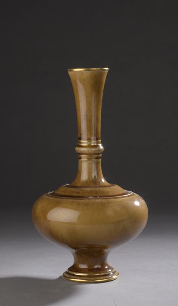 null SEVRES

Vase en porcelaine à fond beige et liserets or

Porte une marque S87

H....