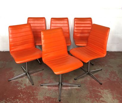 null Suite de six chaises, piètement métal, garniture de skaï orange. Etiquette éditeur...