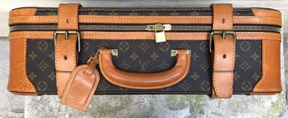 null LOUIS VUITTON

Valise " Stratos " en toile monogram, fermeture éclair à double...