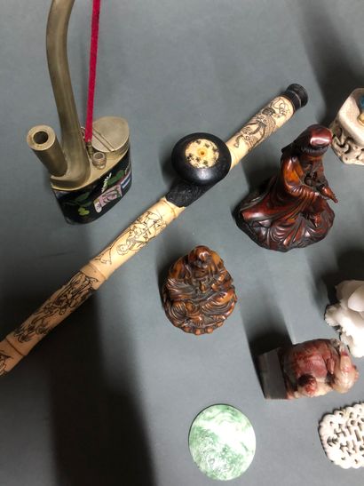 null Lot including : 

- Ceramic Guanyin holding a lotus flower 

- Water pipe in...