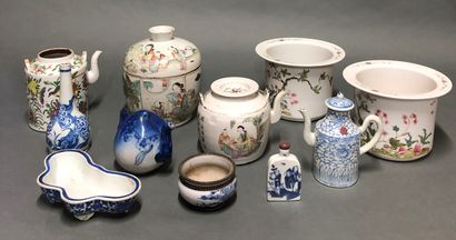 null Lot including : 

- Porcelain teapot decorated with animated scenes of characters...