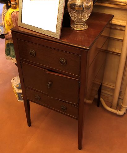 null Mahogany and mahogany veneer dressing table, opening with two drawers and two...