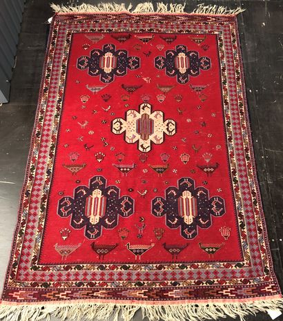 null Lot including four carpets : 

- Persian, garden decoration, 155 x 106 cm

-...