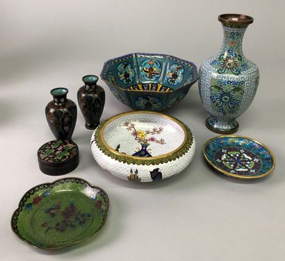  Important mannette including a set of Asian ceramics, porcelains and cloisonné enamels,...