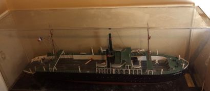 null Maquette Ferry Boat Southampton Dieppe 1925, cheminées décollées, trace d’humidité,...