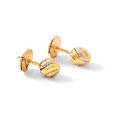 null Cartier (attribué à). Paire de boucles d'oreilles en ors jaune et blanc 18K...