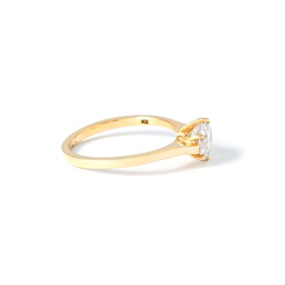 null Bague solitaire en or jaune 18K 750‰ centrée d'un diamant rond pesant 1.01 carats,...