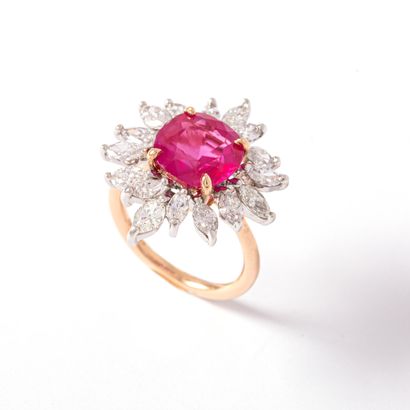 null Bague en or rose et blanc 18K 750‰ sertie de diamants de taille marquise, centrée...