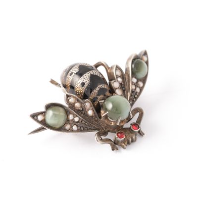 null Silver 900‰ brooch depicting a bee enhanced with cabochon-cut chrysoberyls,...