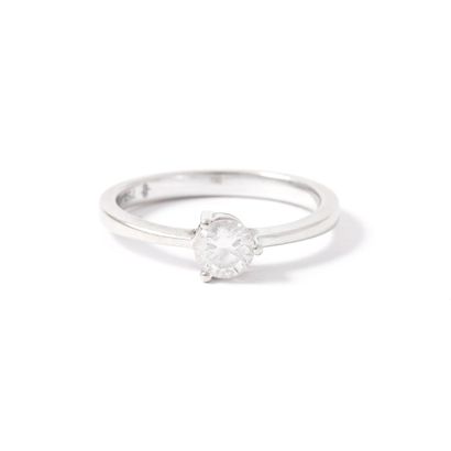 null 18K white gold 750‰ solitaire ring centered with a round diamond weighing approximately...
