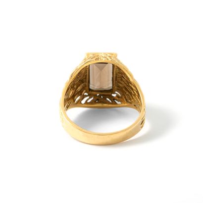 null 18K yellow gold 750‰ ring centered with an emerald-cut smoked stone.

Scratches....