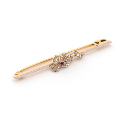 null Platinum 900‰ and 18K yellow gold 750‰ bar brooch set with rose-cut diamonds...