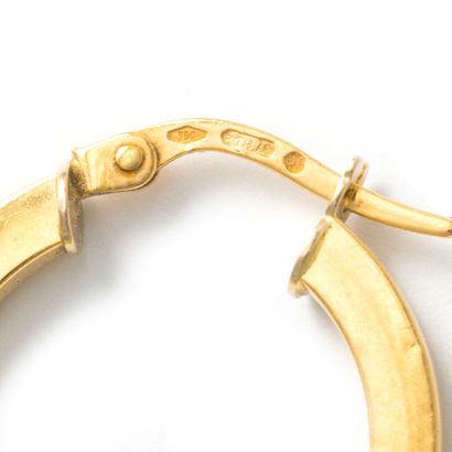 null An 18K yellow gold 750‰ earring.

Slight scratches.

Height: 2.00 cm.

Weight:...