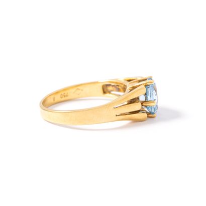 null 18K yellow gold 750‰ ring centered with a round blue stone.

Slight scratches.

Finger...