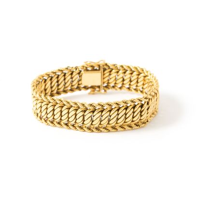 null Bracelet in 18K yellow gold 750‰ braided. Safety eight.

Circa 1950.

Length:...