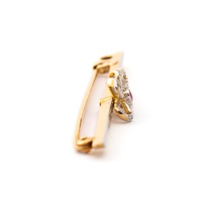 null Platinum 900‰ and 18K yellow gold 750‰ bar brooch set with rose-cut diamonds...
