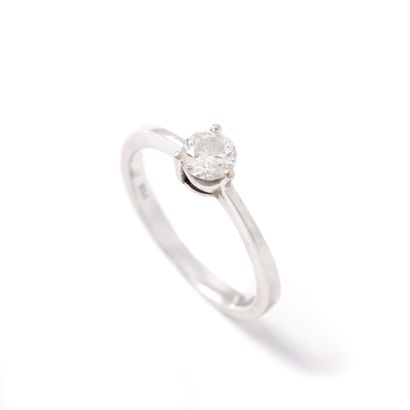 null 18K white gold 750‰ solitaire ring centered with a round diamond weighing approximately...