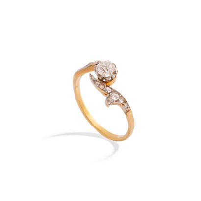 null Platinum 900‰ and 18K yellow gold 750‰ ring set with old and rose-cut diamonds.

Finger...