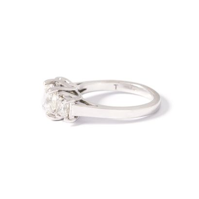 null Platinum 900‰ ring set with three square-cut diamonds including a larger diamond...