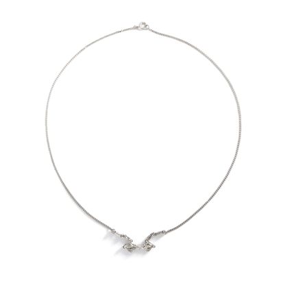 null Collier chaine en or blanc 18K 750‰ retenant un motif central serti de diamants...