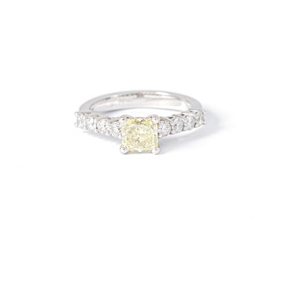 null Bague en or blanc 14K 585‰ sertie de huit diamants blancs ronds pesant approximativement...