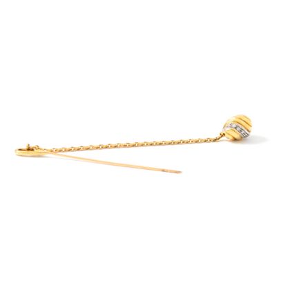 null Cartier (attributed to). 18K yellow gold 750‰ pin holding by a chain an 18K...