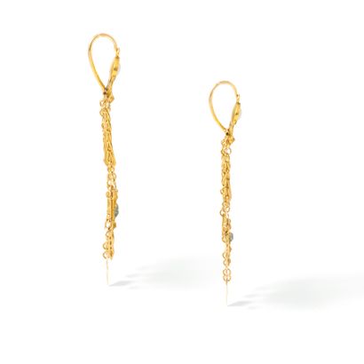  Paire de pendants d'oreilles en or jaune 18K 750‰ et 14K 585‰ à décors de filigranes...