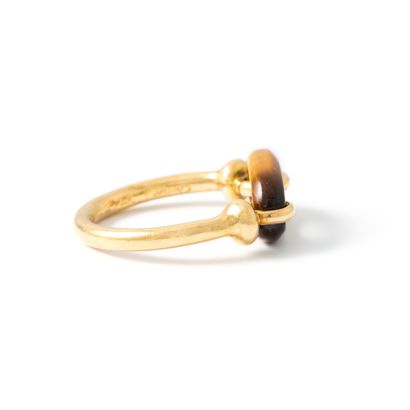 null Cartier (attributed to). 18K yellow gold 750‰ ring holding a tiger's eye motif.

Bears...