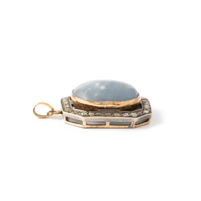 null 14K yellow gold 585‰ and silver 800‰ pendant centered with a cabochon-cut chalcedony...
