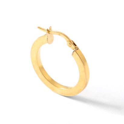 null An 18K yellow gold 750‰ earring.

Slight scratches.

Height: 2.00 cm.

Weight:...