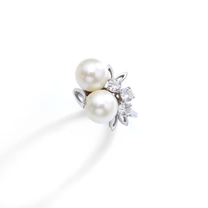 null 18K white gold 750‰ ring set with round diamonds as well as two cultured pearls.

Slight...