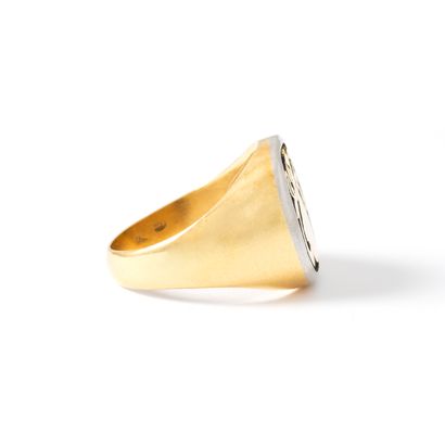 null Bague chevalière en or jaune et blanc 18K 750‰.

Egrisures, légers chocs.

Taille...