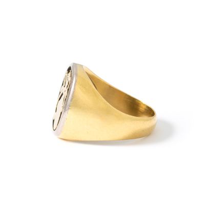 null 18K yellow and white gold 750‰ signet ring.

Scratches, slight bumps.

Finger...