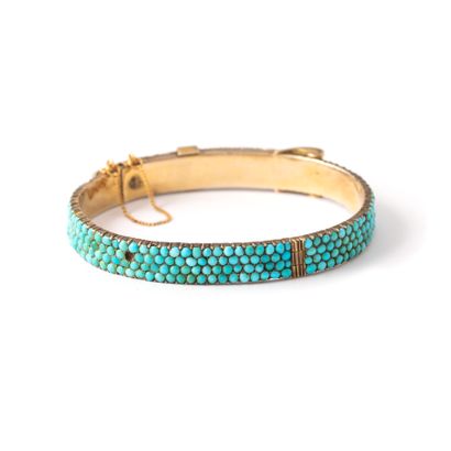 null Bracelet rigide en or jaune bas titre à 8K 333‰ serti de turquoises de taille...